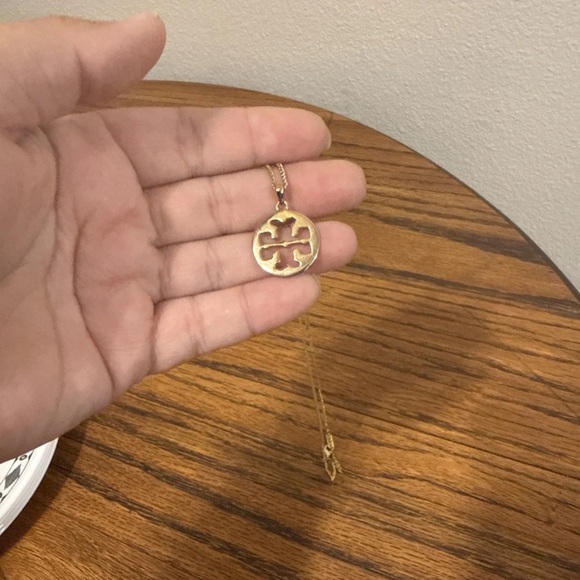 Gold Tory Burch necklace old money quiet luxury - Picture 2 of 4